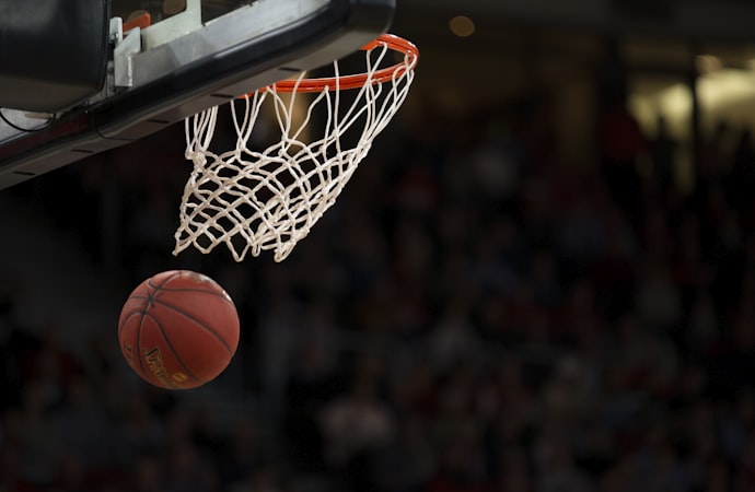NBA总决赛直播 - 湖人队与凯尔特人队激烈对抗比赛现场
